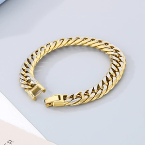 Détail d'un bracelet à maillons cubains bicolores or et argent avec fermoir pliant chic