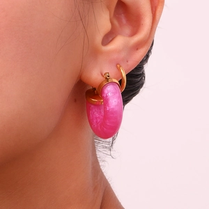 Detail der rosa C-förmigen Creolen aus Harz mit Glitzer-Effekt und 18K Vergoldung