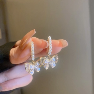 Orecchini A Cerchio Con Fiocco Perla Artificial Acrilica E Zircone Placcato Oro Perno In Acciaio Per Donna
