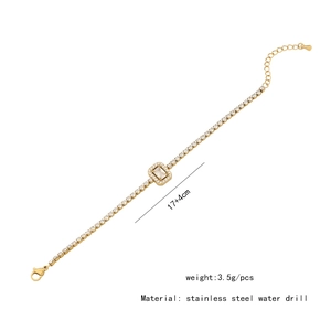 Gros plan du bracelet en acier doré avec zircons et détails des caractéristiques