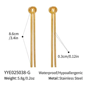 Détail montrant la longueur de 8,6 cm des boucles d'oreilles nœud en chaîne serpent