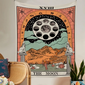 Detailansicht des Der Mond Tarot Wandteppichs mit Tierkreiszeichen und kunstvollem Wolf