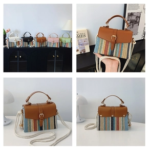 Vues détaillées de sacs bandoulière en paille tissée multicolores avec rabat PU