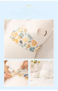 Dettaglio dell'orso polare di peluche bianco con sciarpa floreale in ambiente domestico