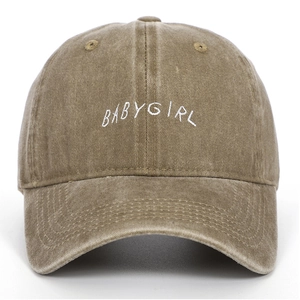 Casquette de baseball en coton lavé kaki vintage avec broderie Babygirl blanche