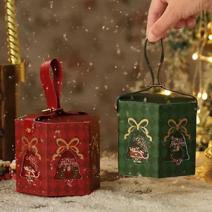 Detail der sechseckigen Weihnachts-Geschenkbox mit Ledergriff und goldenem Druck