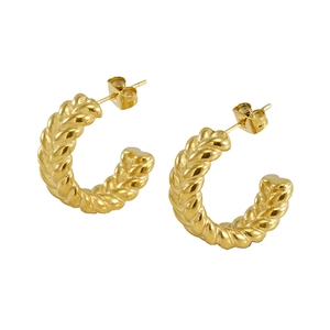 Boucles d'oreilles créoles torsadées en acier inoxydable plaqué or 18 carats sur fond blanc