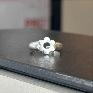 Minimalist 925 sterling silver ring featuring a modern six-petal flower design in silver