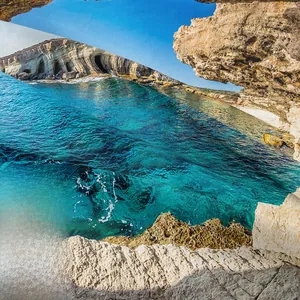 Vue macro montrant la texture détaillée de la toile d'une tapisserie de paysage côtier