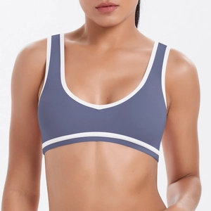 Vue détaillée du soutien-gorge de sport bleu-gris avec passepoil blanc et larges bretelles
