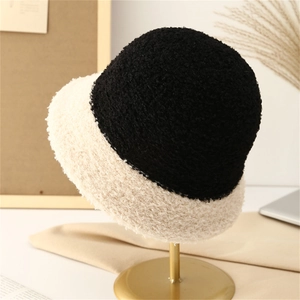 Chapeau bob épais en peluche pour femmes avec design tricoté contrasté beige et noir