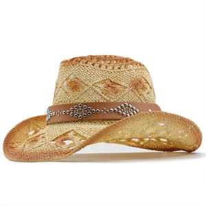 Chapeau de cowboy en paille avec touches orange et bandeau cuir clouté pour le soleil