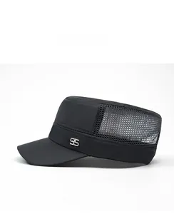 Dettaglio del berretto militare nero con mesh traspirante e distintivo metallico 95