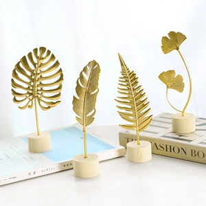 Ornamenti Da Scrivania In Foglia Di Ferro E Piuma Dorati Con Base In Legno Nordico Minimalista Creativo Lusso Ginkgo Monstera Arredamento