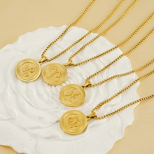 Lot de 4 colliers 18K avec pendentifs signes du zodiaque dorés sur plateau décoratif