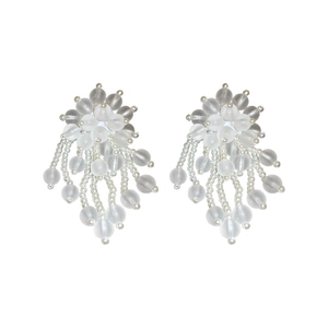 Orecchini a fiore con perle finte, lunghe nappe a frangia e perno in argento elegante