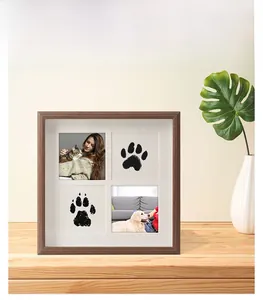 Cadre commémoratif en bois pour animaux avec photos et empreintes de pattes sur table en bois