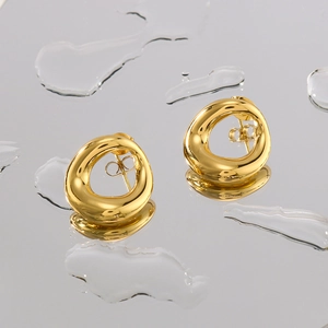 Boucles d'oreilles rondes irrégulières plaquées or 18 carats avec fini poli brillant