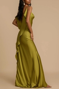 Detail eines eleganten olivgrünen Satin-Abendkleids mit Rüschenbesatz und Rückenausschnitt