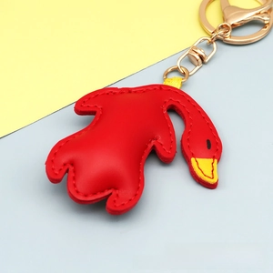 Detail eines roten Enten-Schlüsselanhängers aus PU-Leder mit goldenem Metall-Karabiner