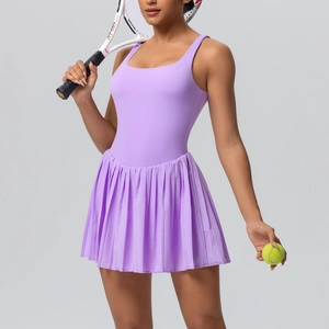 Détail de la robe de tennis plissée lavande avec tissu extensible et dos nageur sportif