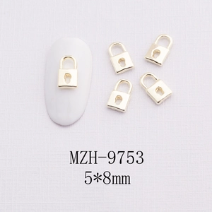 Vue détaillée des bijoux d'ongles cadenas dorés 5x8mm pour décoration manucure DIY
