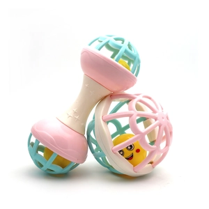 Vue détaillée de hochets souples et d'un haltère pour bébé aux tons macaron doux