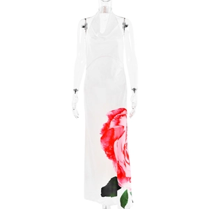 Détail d'une robe dos nu en soie avec imprimé rose rouge sur tissu blanc pur