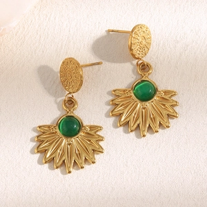 Detail of 18K gold-plated earrings with fan shape and retro green agate pendant