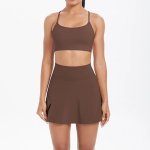 Vorderansicht von kaffeebraunem Yoga-Set mit U-Ausschnitt-Sport-BH und Rock mit hoher Taille