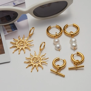 Trois paires de boucles d'oreilles élégantes en acier inoxydable doré avec perles et soleil