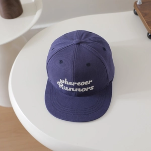 Détail de la broderie wherever Runnors sur casquette en coton bleu marine à bord plat