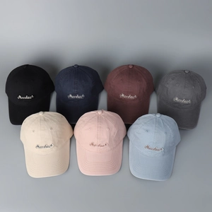 Set minimalistischer Baseballkappen in verschiedenen Farben mit breiter Krempe.