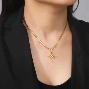 Ciondolo nodo della strega dorato su collana a catena serpente per donna