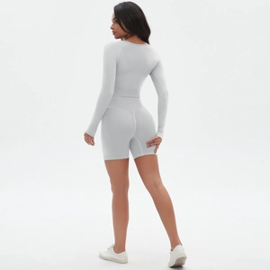 Rückansicht des grauen Yoga-Sets mit Push-up-Leggings und bauchfreiem Langarm-Top