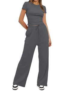 Détail du t-shirt gris foncé à manches courtes et du pantalon large avec cordon serrage