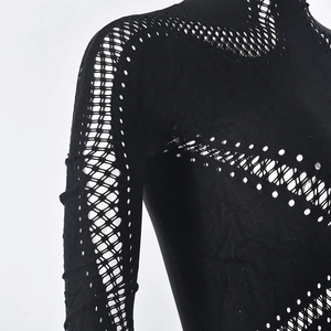 Détail de la robe noire à manches longues extensible avec découpes géométriques