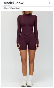 Détail de l'ensemble de yoga rouge prune avec short côtelé et manches à passe-pouce