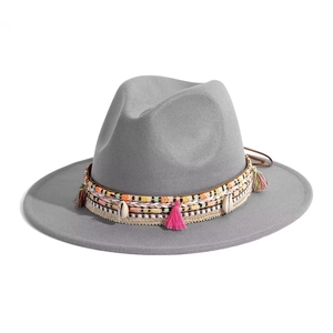Chapeau Fedora classique en feutre gris avec ruban tissé coloré, pompons roses et coquillages
