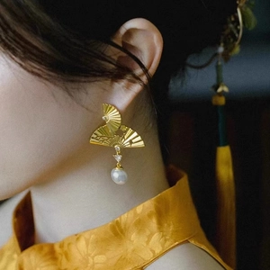 Boucles d'oreilles éventail dorées avec pendentif perle au style chinois moderne