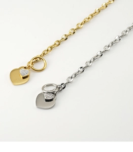 Détail des bracelets cœur en acier inoxydable doré et argenté avec fermoir à bascule