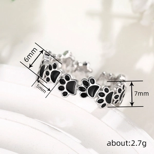Süßer Katzenpfoten-Ring in Silber-Optik mit schwarzem Emaille für den Alltag