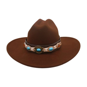 Detalle de sombrero vaquero de lana con cuentas turquesas y banda de estilo étnico