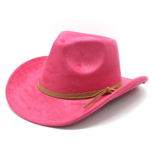 Détail du chapeau de cowboy rose en daim avec une décoration de cordelette marron