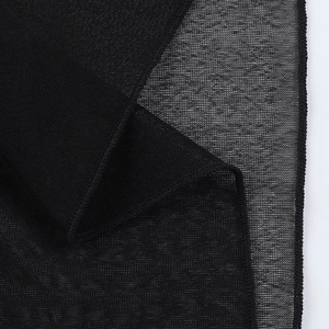 Vue macro détaillée de la texture du tissu en maille noire avec couture renforcée