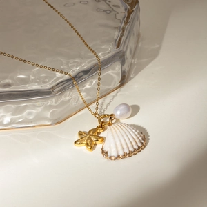 Collana francese con stella marina dorata, conchiglia bianca e ciondoli di perle