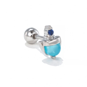 Detail von blau-grünem Edelstein-Ohrstecker mit polierter silberner Metalloberfläche