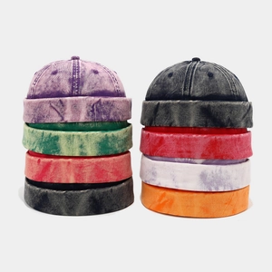 Plusieurs couleurs de bonnets docker en denim délavé avec textures rétro et tie-dye