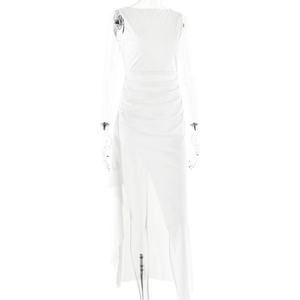 Détail de la robe blanche sans manches avec taille plissée et fente latérale haute