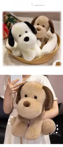 Dettaglio dei peluche di golden retriever in un cesto con morbida pelliccia sintetica